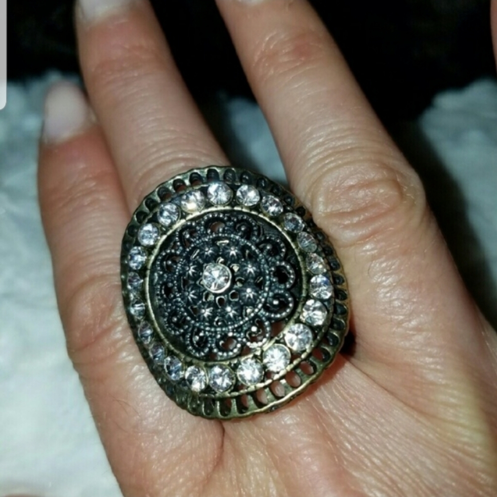 Rhinestone and Copper Tone Stretch Statement Ring. - Picture 6 of 6